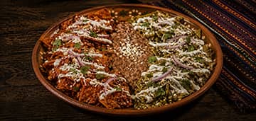 Chilaquiles divorciados con salsa roja y verde